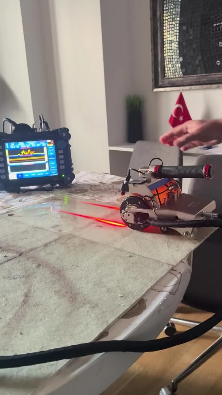 مسبار Wheel Phased Array على عينة مركّبة مع جهاز فحص بالموجات فوق الصوتية