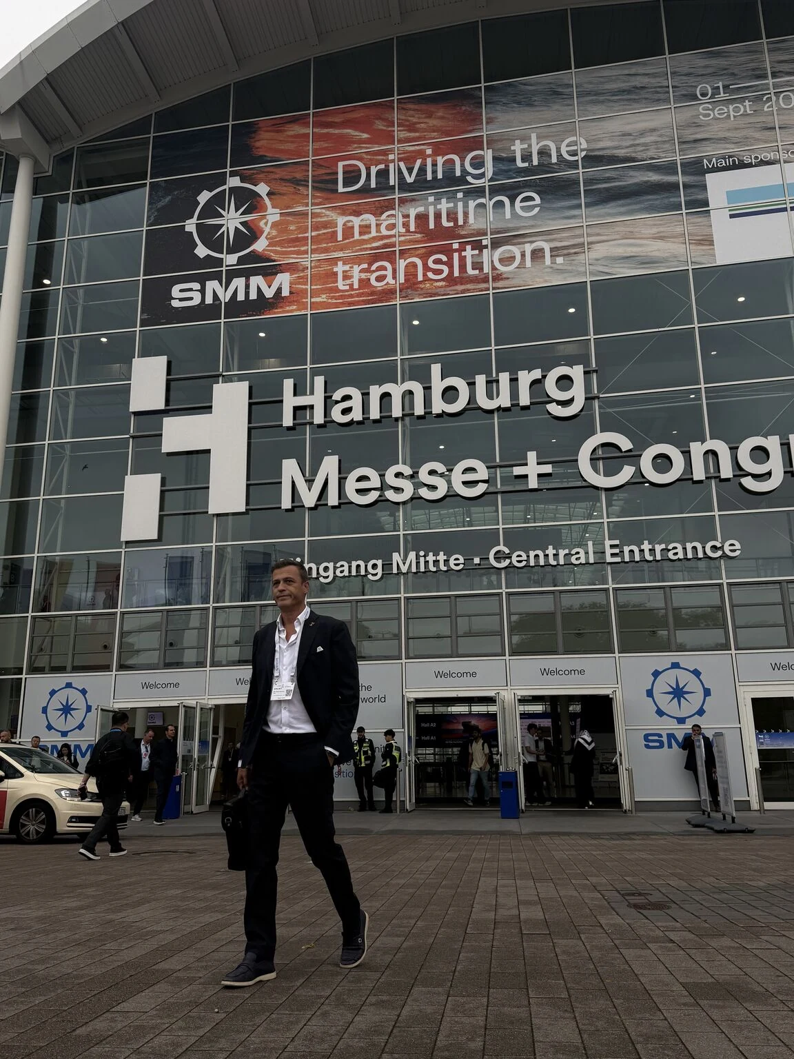 Посетитель у входа на выставку SMM Hamburg