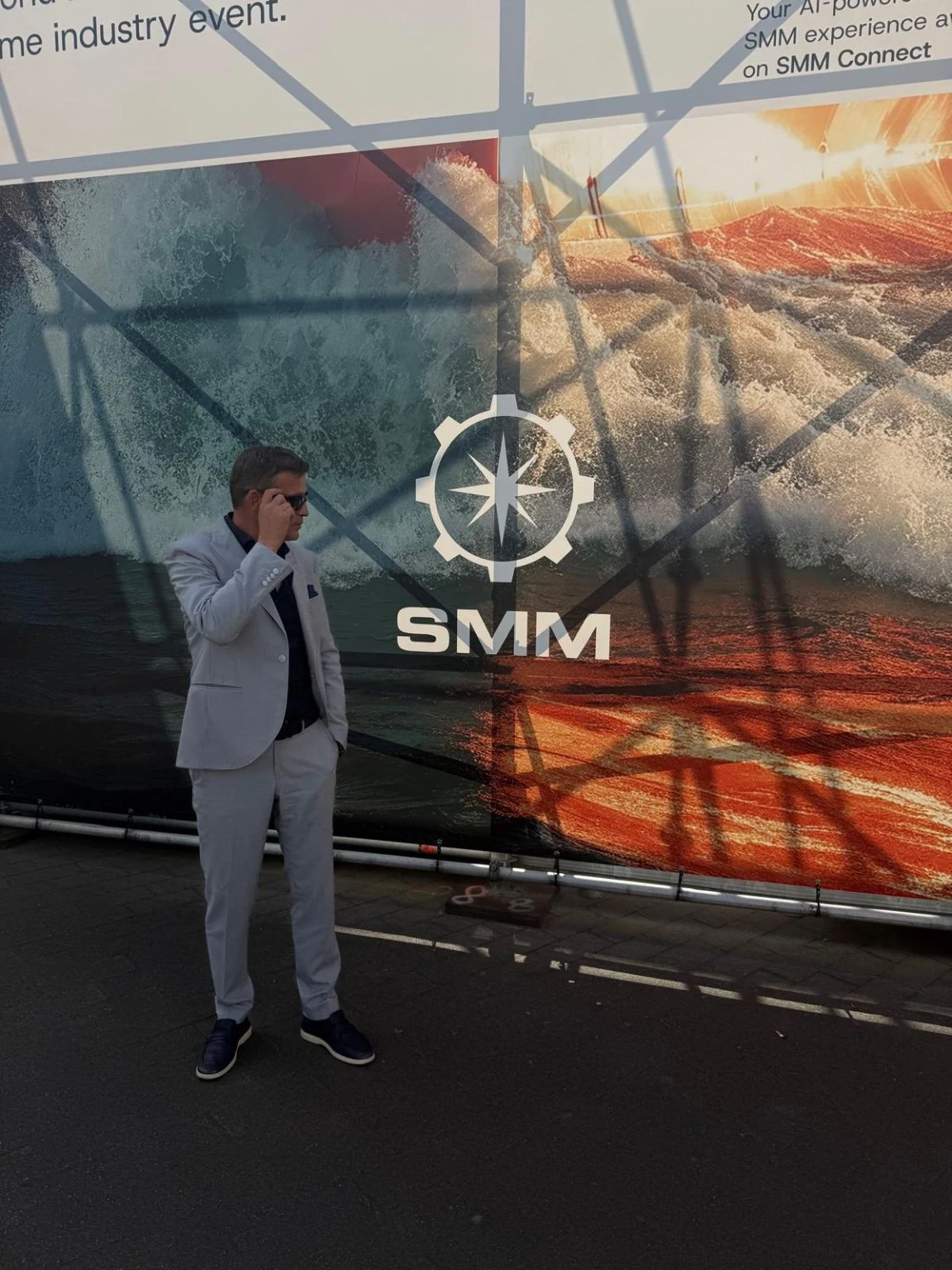 مشارك أمام لوحة معرض SMM Hamburg